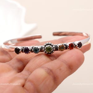 Pulsera rígida de plata de ley 925 con rubíes, peridotos, topacios y amatistas, joyería con piedras preciosas multicolores, joyería con la piedra de nacimiento de julio.