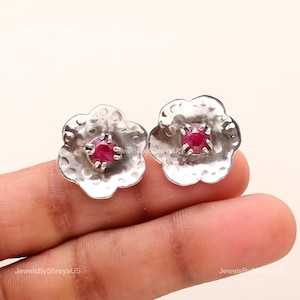Bloemvormige robijnkleurige oorknopjes, 925 sterling zilveren sieraden met een ronde rode steen.