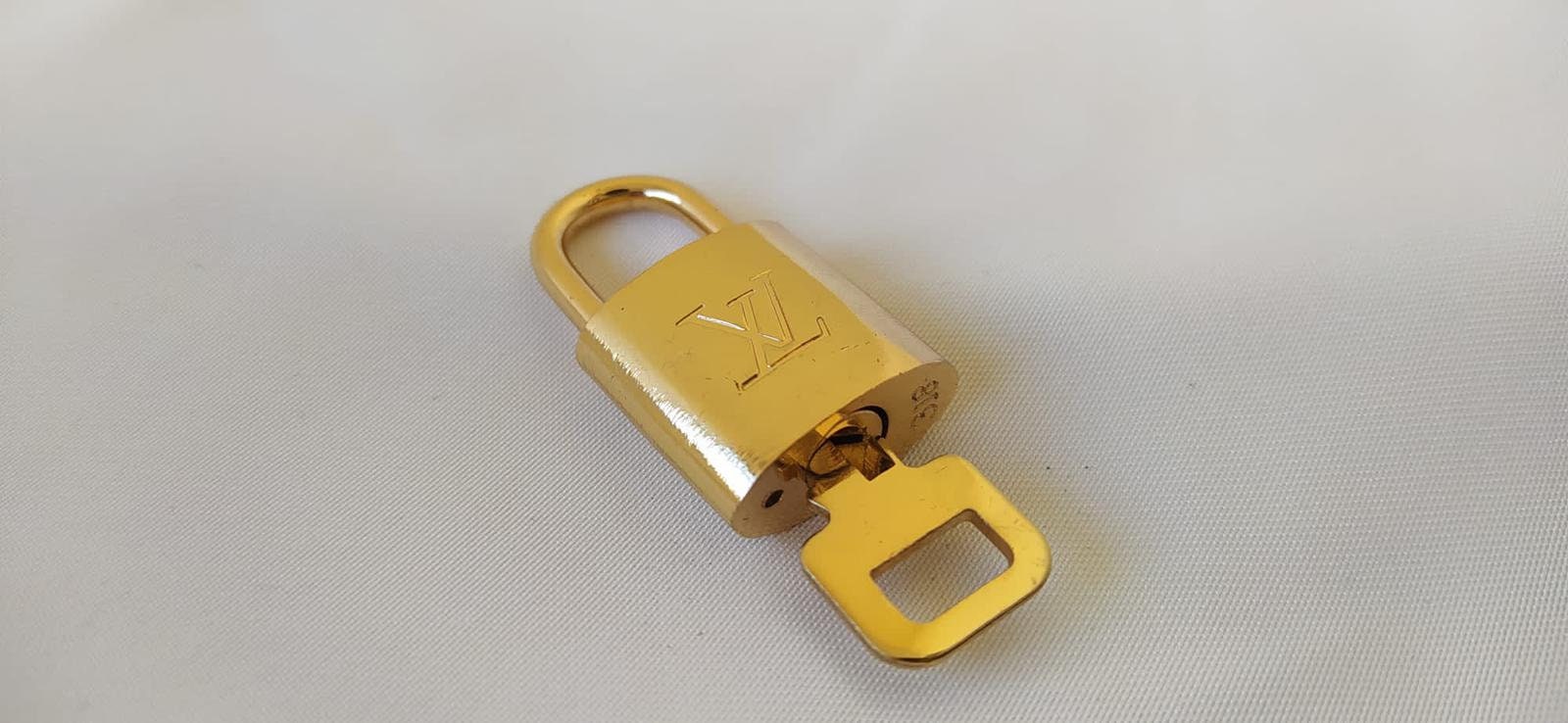 443 LOUIS VUITTON LV Lock & Key set Padlock Gold-Tone Vintage