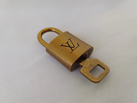 318 LOUIS VUITTON Polished Lock & Key set Padlock brass LV WITH dustbag  - 1 Key