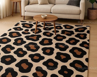 Pode incluir: Um tapete retangular bege com um padrão de leopardo arrojado em preto e castanho. O tapete está colocado numa sala de estar, com um sofá e uma mesa de centro visíveis no fundo. As dimensões do tapete são em centímetros.