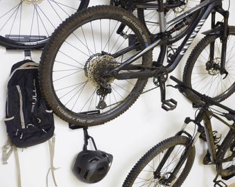 Flowter® Pedal Hanger Plus mit Schutzhüllen - Fahrrad-Aufhängesystem - Platzsparende Fahrrad-Aufhängehalterung für MTB, Rennrad und E-Bike