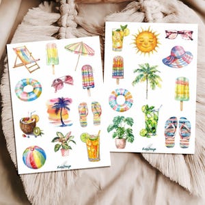 Può includere: Illustrazioni ad acquerello a tema estivo, tra cui una sedia a sdraio, ghiaccioli, occhiali da sole, un sole, un cappello da spiaggia, una palma, un salvagente, un drink al cocco, un pallone da spiaggia, piante in vaso, infradito e cocktail. Il testo "Kara Design" è visibile.