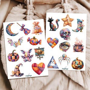 Könnte beinhalten: Zwei Bögen mit Halloween-Aufklebern in Aquarell. Ein Bogen zeigt einen Mond, einen Hexenbesen, einen Kürbis und eine Fledermaus. Der andere Bogen hat eine schwarze Katze, einen Stern, einen Totenkopf und eine Spinne. Jeder Aufkleber hat ein Patchwork-Design.