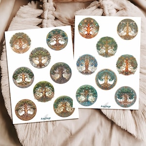 Pode incluir: Duas folhas de autocolantes circulares com desenhos detalhados de árvores da vida em várias cores. Os autocolantes têm padrões intrincados e estão sobre um fundo branco. A assinatura do artista, "KaraDesign", é visível numa folha.