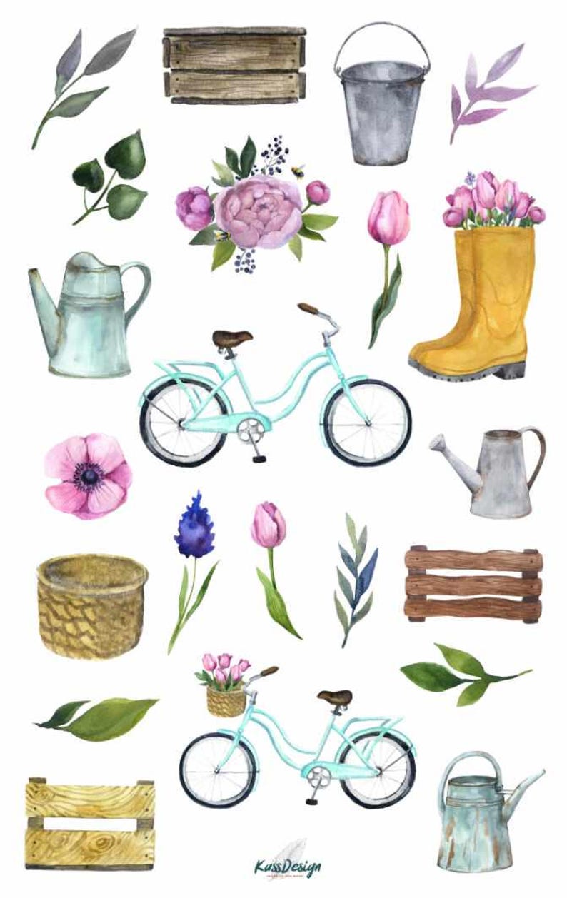 Pu&ograve; includere: Illustrazione ad acquerello con elementi di giardinaggio. Include una bicicletta azzurra, annaffiatoi, uno stivale giallo pieno di tulipani rosa, casse di legno, un secchio di metallo e vari fiori e foglie.