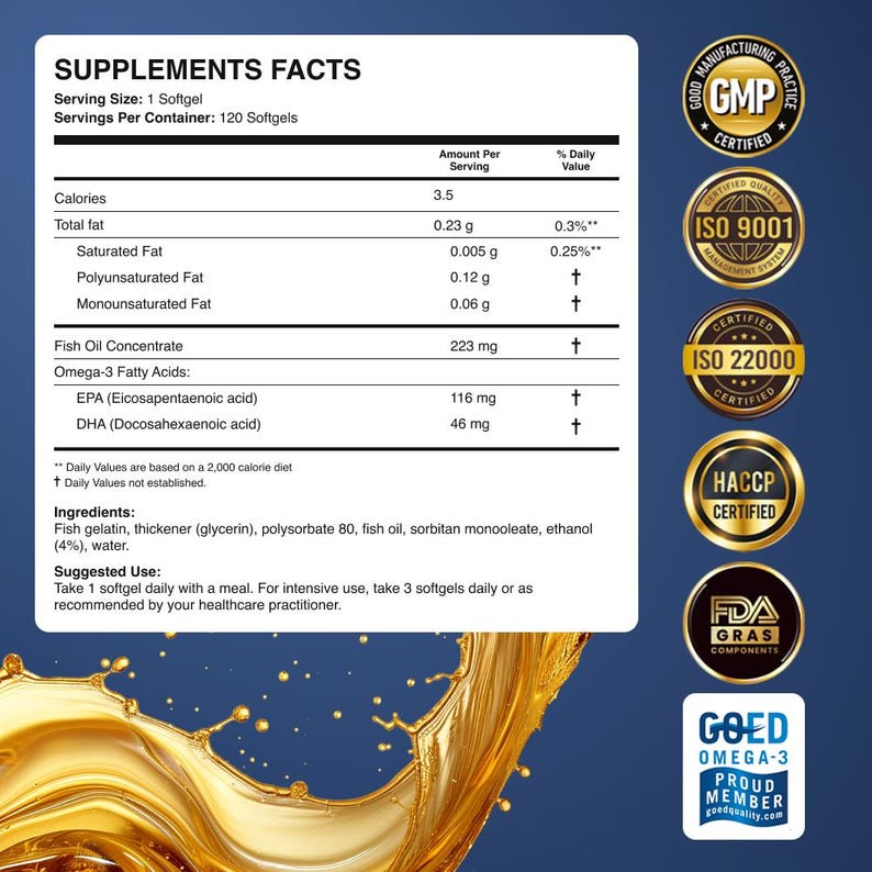 Puede incluir: Una etiqueta blanca y azul de datos de suplementos con informaci&oacute;n nutricional para c&aacute;psulas blandas. La etiqueta incluye detalles sobre calor&iacute;as, grasas y &aacute;cidos grasos Omega-3. La imagen tambi&eacute;n presenta sellos de certificaci&oacute;n y un chapoteo de l&iacute;quido dorado.