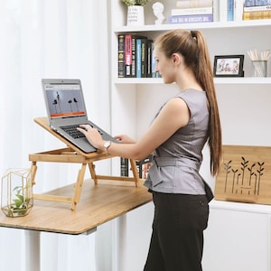 Table réglable pour ordinateur portable avec compartiments - bambou