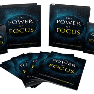 Könnte beinhalten: Ein Satz Bücher und Karten mit einem blauen und schwarzen Sternenhimmel als Hintergrund. Der Text auf den Büchern und Karten lautet "The Power of Focus: Key to Unlock Your Inner Greatness".
