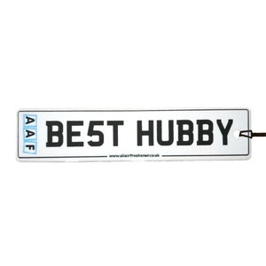 Peut inclure: Diffuseur d'air de voiture blanc avec du texte noir qui dit "BEST HUBBY" et un logo bleu qui dit "AAF".
