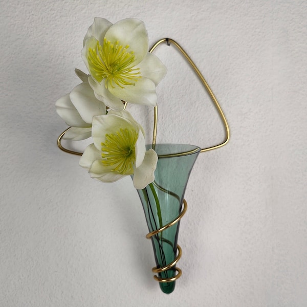 Wall vase green gold bag vase String Era Vase Mid Century vintage metal rockabilly 50s 60s hallway Scandi interior minimalism glass