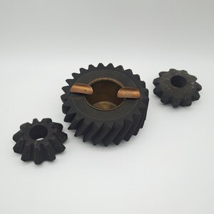 Handmade ashtray made of gearwheel solid metal Industrial design 3-piece with two additional gearwheels Vintage style mechanical engineering