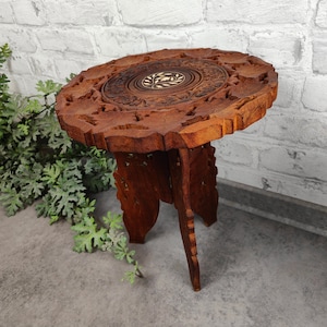 Orientalischer Intarsien Teetisch geschnitzt indisch Holz Beistelltisch Boho Grandmacore Dreibein Blätter Blumenhocker Vintage Beistelltisch