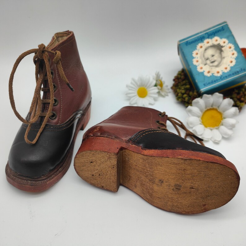 Antieke kinderschoenen leer houten zool 1939 bruin zwarte schoenen vetersluiting poppenschoenen veterlaarzen nostalgie decoratieve verzamelobjecten zeldzaam afbeelding 4