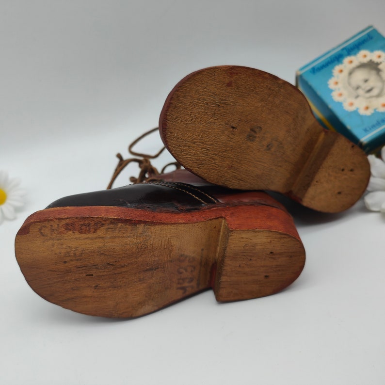 Antieke kinderschoenen leer houten zool 1939 bruin zwarte schoenen vetersluiting poppenschoenen veterlaarzen nostalgie decoratieve verzamelobjecten zeldzaam afbeelding 3