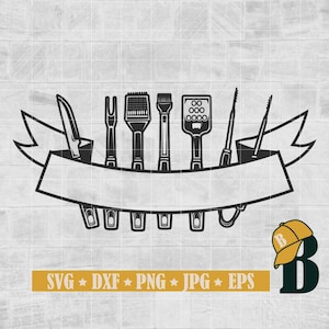 Może przedstawiać: Czarno-biała ilustracja banera z zestawem narzędzi do grillowania, w tym szpatułką, szczypcami, szczotką, nożem i widelcem. Baner ma puste miejsce na tekst. Tekst "SVG * DXF * PNG * JPG * EPS" znajduje się pod banerem. Czarna i żółta czapka z daszkiem z literą "B" znajduje się w prawym dolnym rogu.