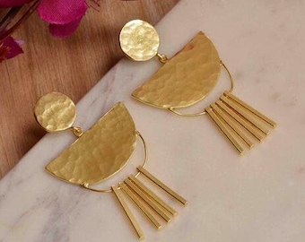 Orecchini semicircolari, orecchini pendenti minimal, orecchini in ottone minimal, orecchini vistosi martellati, orecchini moderni in ottone, orecchini pendenti in oro