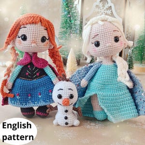 Op de afbeelding: Haakpatroon voor het maken van een Frozen-poppenset. De set bevat een Elsa-pop in een blauwe jurk, een Anna-pop in een blauw-rode jurk en een sneeuwpop genaamd Olaf. Het patroon is in het Engels.