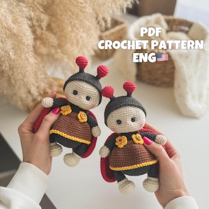 Könnte beinhalten: Zwei handgefertigte Häkelpuppen, die Marienkäfern ähneln. Jede Puppe hat eine schwarze Mütze mit roten Fühlern, einen braunen Körper und einen roten Umhang. Die Puppen werden in Händen gehalten. Der Text "PDF CROCHET PATTERN ENG" ist enthalten.