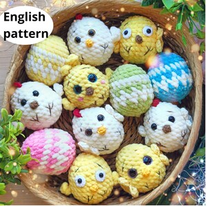 Puede incluir: Una colección de 10 pollitos amigurumi tejidos a crochet en varios colores, incluyendo amarillo, blanco, rosa, verde y azul. Los pollitos tienen diferentes expresiones faciales y están dispuestos en una cesta.