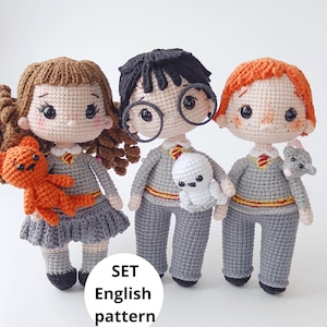 Puede incluir: Un conjunto de tres muñecas amigurumi de crochet inspiradas en los personajes de Harry Potter. Las muñecas están vestidas con sus uniformes de la casa de Hogwarts y cada una sostiene un pequeño animal de crochet. Las muñecas están hechas con hilo marrón, negro, naranja y gris. El texto "SET English pattern" es visible en la parte inferior de la imagen.