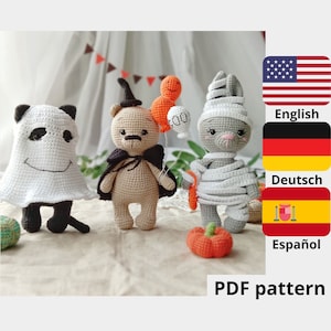 Op de afbeelding: Haakpatroon voor drie Halloween amigurumi-speelgoed: een spook, een beer met een cape en een mummiekonijn. Het patroon is beschikbaar in het Engels, Duits en Spaans.