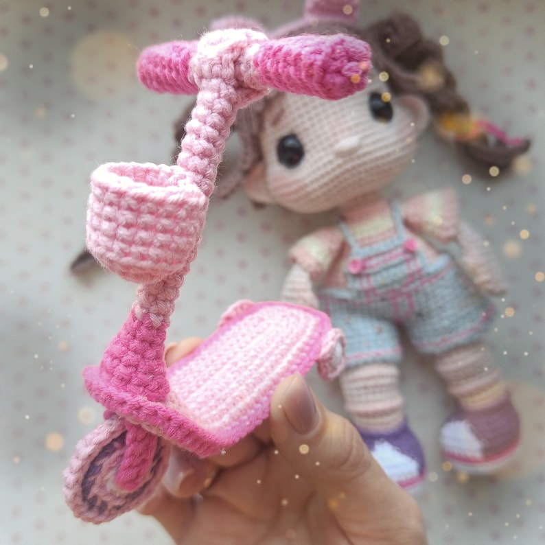 Patron amigurumi rochet pour poupée, scooter, sac à dos Lollipop PDF, modèle anglais pour poupées bricolage au crochet, modèle amigurumi pour poupées image 4