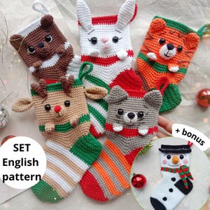 Op de afbeelding: Een set van zes handgehaakte kerstsokken. De sokken tonen dierengezichten, waaronder een beer, konijn, tijger, rendier, koala en sneeuwman. Elke sok heeft een lus om op te hangen en is versierd met strepen en feestelijke kleuren. De tekst "SET English pattern" is zichtbaar.