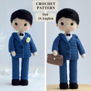 Puede incluir: Dos muñecos de ganchillo vestidos con trajes azules, zapatos negros y pajaritas. Un muñeco tiene una flor amarilla en la solapa. Los muñecos tienen pelo negro y sostienen un maletín marrón. El texto dice "CROCHET PATTERN PDF IN English."