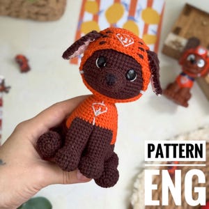 Amigurumi virkmönster valp vattenbadvakt engelskt mönster superhjälte badvakt hund