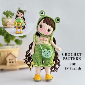 WZÓR na lalkę żabę na szydełku PDF w języku angielskim wzór na szydełku lalka amigurumi wzór na wypchaną lalkę zabawka amigurumi lalka w kostiumie żaby lalka