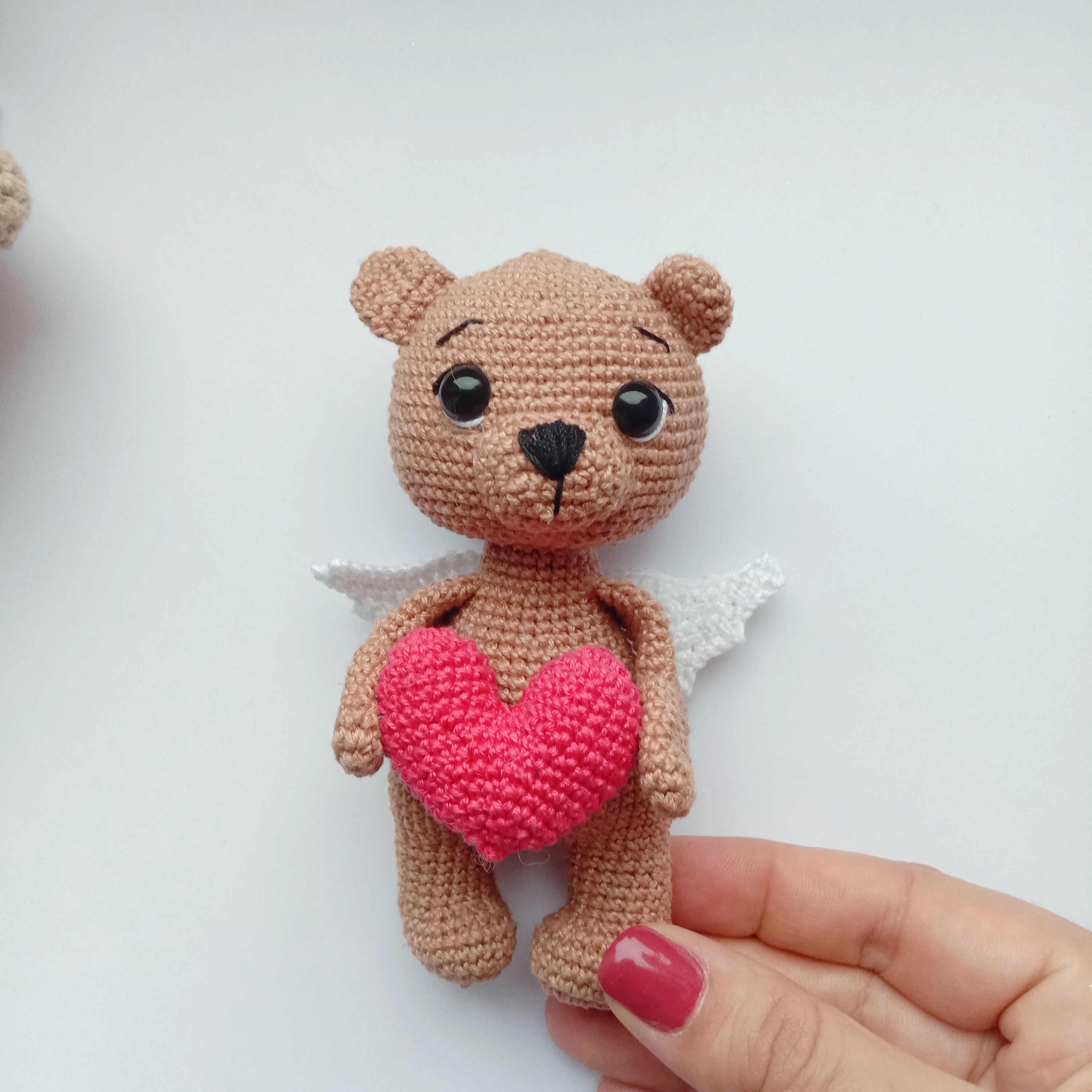 ハート付き天使の編みぐるみクマ：バレンタインデー用PDFパターン