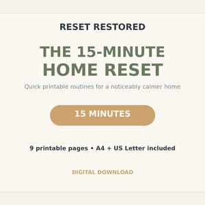 Puede incluir: Una descarga digital titulada RESET RESTORED THE 15-MINUTE HOME RESET con el subtítulo Quick printable routines for a noticeably calmer home. Incluye un botón de color tostado con la etiqueta 15 MINUTES y 9 páginas imprimibles en A4 y US Letter.