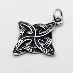 Può includere: Ciondolo a nodo celtico color argento con un anello per una catena. Il ciondolo presenta un intricato design intrecciato, a forma di quadrifoglio. Il metallo ha una finitura lucida, che riflette la luce.