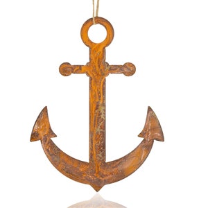 Könnte beinhalten: Ein rostiger Anker aus Metall mit einer Schlaufe aus Seil oben. Der Anker ist traditionell gestaltet mit einem Querbalken und zwei Armen.