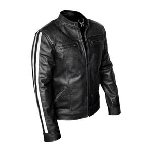 Peut inclure: Veste en cuir noir avec un col montant, une fermeture &eacute;clair et deux rayures blanches sur la manche gauche. La veste a deux poches de poitrine zipp&eacute;es et deux poches lat&eacute;rales. Un petit embl&egrave;me m&eacute;tallique est visible pr&egrave;s du col.
