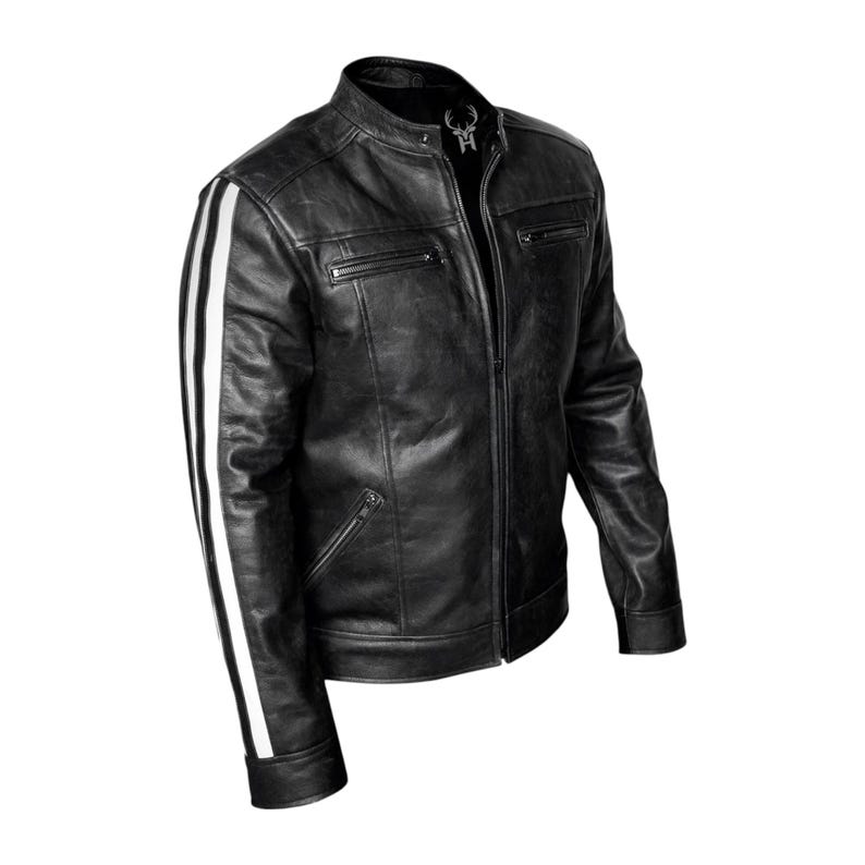 Peut inclure: Veste en cuir noir avec un col montant, une fermeture &eacute;clair et deux rayures blanches sur la manche gauche. La veste a deux poches de poitrine zipp&eacute;es et deux poches lat&eacute;rales. Un petit embl&egrave;me m&eacute;tallique est visible pr&egrave;s du col.