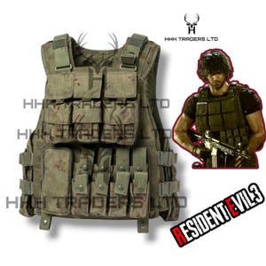 Puede incluir: Un chaleco táctico verde oliva con múltiples bolsillos y correas. El chaleco tiene manchas similares a sangre y está diseñado para combate o cosplay. También hay un gráfico de un hombre sosteniendo un arma y el texto "RESIDENT EVIL 3".