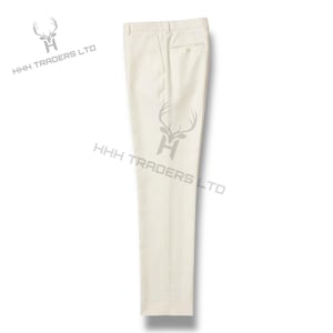 Puede incluir: Pantalones color crema con un dise&ntilde;o cl&aacute;sico. Los pantalones tienen cierre de bot&oacute;n y cremallera, trabillas para el cintur&oacute;n y bolsillos. La tela parece ser un material ligero, adecuado para climas c&aacute;lidos. Los pantalones se muestran sobre un fondo blanco.