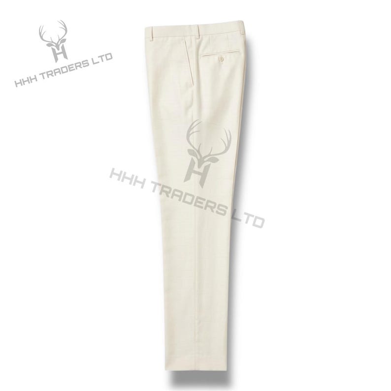 Puede incluir: Pantalones color crema con un dise&ntilde;o cl&aacute;sico. Los pantalones tienen cierre de bot&oacute;n y cremallera, trabillas para el cintur&oacute;n y bolsillos. La tela parece ser un material ligero, adecuado para climas c&aacute;lidos. Los pantalones se muestran sobre un fondo blanco.