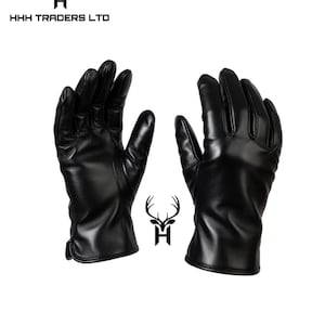 Pu&ograve; includere: Un paio di guanti in pelle nera. I guanti sono mostrati con i palmi rivolti verso l'alto, evidenziando la loro consistenza liscia e il design. I guanti hanno un aspetto classico ed elegante, adatto a vari usi. Il logo "HHH TRADERS LTD" &egrave; in alto.