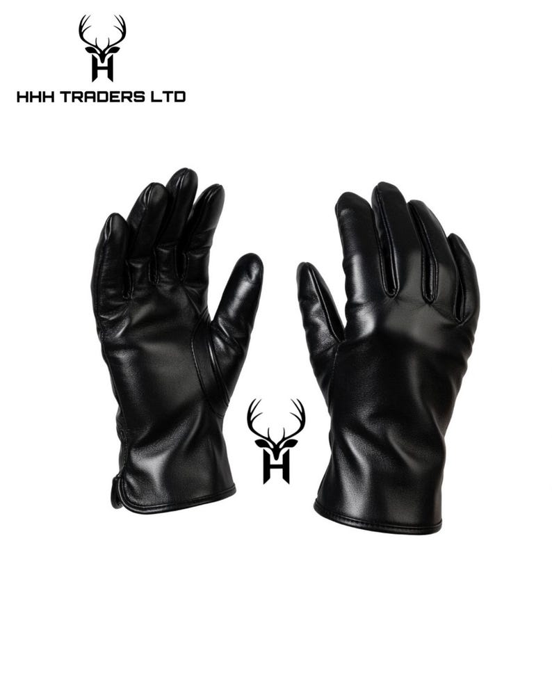 Pu&ograve; includere: Un paio di guanti in pelle nera. I guanti sono mostrati con i palmi rivolti verso l'alto, evidenziando la loro consistenza liscia e il design. I guanti hanno un aspetto classico ed elegante, adatto a vari usi. Il logo "HHH TRADERS LTD" &egrave; in alto.