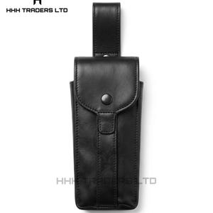 Pu&ograve; includere: Fondina in pelle nera con chiusura a scatto e passante per cintura. La fondina ha un design verticale con dettagli cuciti e il testo "HHH TRADERS LTD".