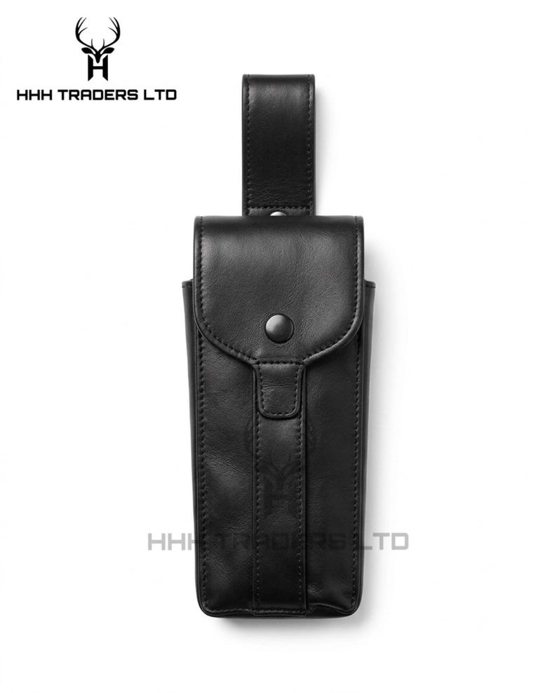 Pu&ograve; includere: Fondina in pelle nera con chiusura a scatto e passante per cintura. La fondina ha un design verticale con dettagli cuciti e il testo "HHH TRADERS LTD".