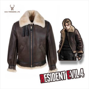 Pode incluir: Casaco de couro castanho com gola e forro de pele de ovelha creme. O casaco tem fecho de correr, dois bolsos frontais e um log&oacute;tipo no canto superior esquerdo. Um gr&aacute;fico Resident Evil 4 est&aacute; &agrave; direita.