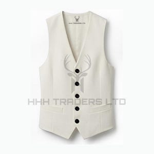 Puede incluir: Chaleco color crema con cuello en V y cuatro botones negros. El chaleco tiene dos bolsillos delanteros y el texto "HHH TRADERS LTD" impreso en la parte inferior. Un logotipo de ciervo es visible en el chaleco.