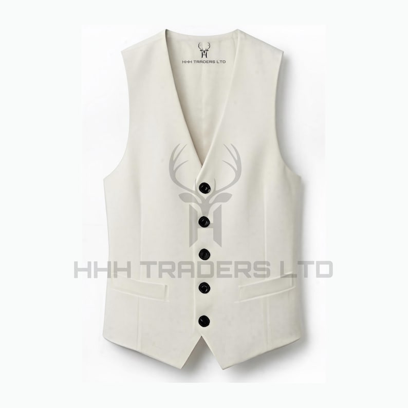 Puede incluir: Chaleco color crema con cuello en V y cuatro botones negros. El chaleco tiene dos bolsillos delanteros y el texto "HHH TRADERS LTD" impreso en la parte inferior. Un logotipo de ciervo es visible en el chaleco.
