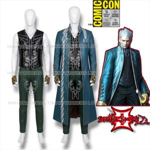Peut inclure: Un ensemble de costume de cosplay comprenant un long manteau bleu avec des détails blancs, un gilet noir et un pantalon vert. La tenue est présentée sur un mannequin. L'image comprend un graphisme de personnage et le texte "COMIC CON".