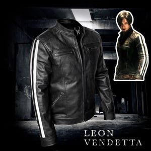 以下が含まれることがあります： 袖に白いストライプが入った黒い革のジャケット。 ジャケットはスタンドカラー、2つの胸ポケット、ジッパー開閉式です。 下部には「LEON VENDETTA」の文字。 ジャケットの小さな画像が右側にあります。
