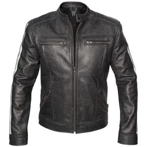 Peut inclure: Veste en cuir noire avec un col montant et une fermeture &eacute;clair int&eacute;grale. La veste pr&eacute;sente deux rayures blanches sur chaque manche et deux poches de poitrine zipp&eacute;es. La veste a une finition vieillie.